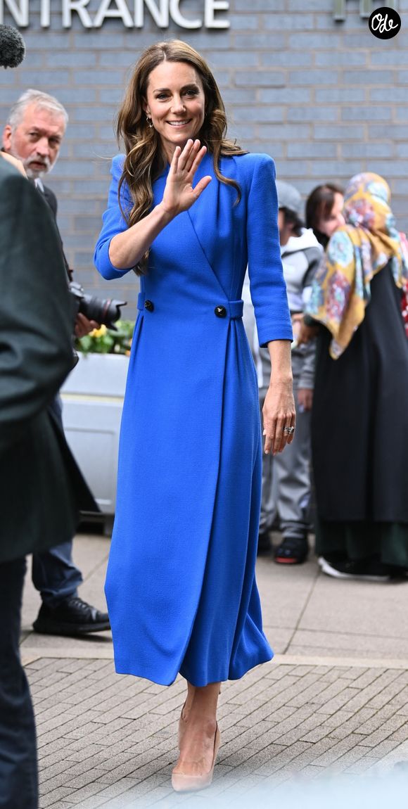 La princesse Kate discute et pose pour une photo avec un jeune fan alors qu'elle quitte l'hôpital Christie à Manchester dans un remarquable ensemble bleu. Backgrid UK/ Bestimage