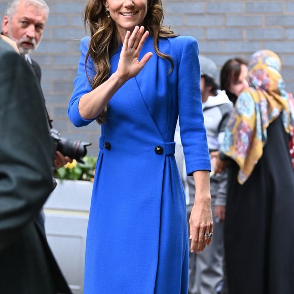La princesse Kate discute et pose pour une photo avec un jeune fan alors qu'elle quitte l'hôpital Christie à Manchester dans un remarquable ensemble bleu. Backgrid UK/ Bestimage
