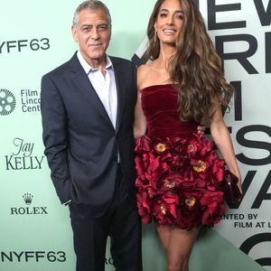 L’avocate portait une robe Oscar de la Renta. 
George Clonney et Amal Clooney assistent à la première sur le tapis rouge de « Jay Kelly » lors de la soirée d'ouverture du 63e Festival du film de New York. Alice Tully Hall, Lincoln Center, New York. 29 septembre 2025.  © Sonia Moskowitz Gordon/ZUMA Press Wire