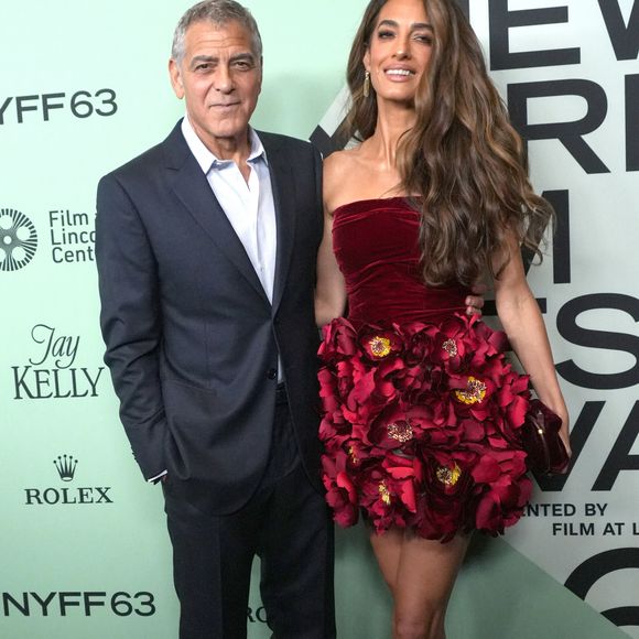L’avocate portait une robe Oscar de la Renta. 
George Clonney et Amal Clooney assistent à la première sur le tapis rouge de « Jay Kelly » lors de la soirée d'ouverture du 63e Festival du film de New York. Alice Tully Hall, Lincoln Center, New York. 29 septembre 2025.  © Sonia Moskowitz Gordon/ZUMA Press Wire
