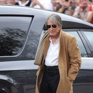 Le propriétaire de la maison de Monticello en Corse dans laquelle Jacques Dutronc loge n’est plus le même.

Jacques Dutronc et son fils Thomas Dutronc - Arrivées aux obsèques de l'auteure-compositrice-interprète et actrice française Françoise Hardy au crématorium du cimetière du Père-Lachaise à Paris, France. © Jacovides-Moreau/Bestimage