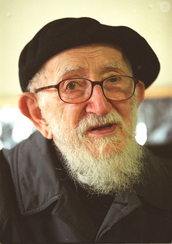 L'Abbé Pierre célèbre ses 90 ans à la communauté Emmaüs de Neuilly-Plaisance le 3 octobre 2002 ©COADIC GUIREC / BESTIMAGE