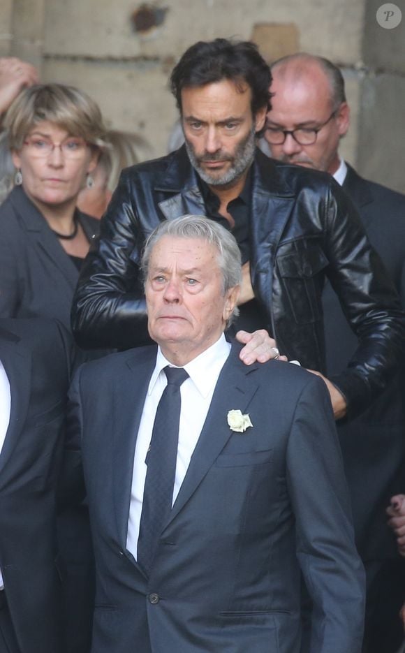 Alain Delon, Anthony Delon, le fils de Pascal Desprez - Sorties des obsèques de Mireille Darc en l'église Saint-Sulpice à Paris. Le 1er septembre 2017. © Agence / Bestimage