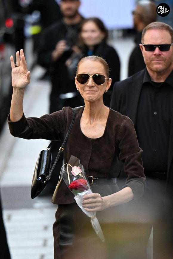 Céline Dion passe un moment avec ses fans avant de se rendre sur le lieu du concert, à l'hôtel Royal Monceau à Paris, en France, le 19 septembre 2026. Photo de Lionel Urman/ABACAPRESS.COM