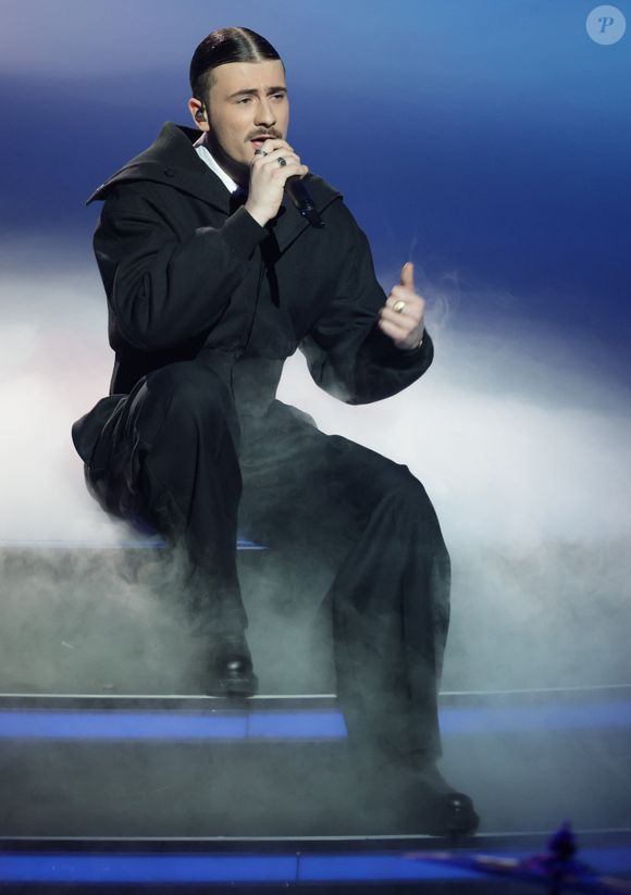 "On va se quitter un moment après ces quatre futures dates et j'espère que je reviendrai vous voir et que je serai en pleine forme, et que vous répondrez encore présent, et que je chanterai mes nouvelles chansons". 

Pierre Garnier - Cérémonie de la 40ème édition des Victoires de la Musique à la Seine Musicale à Boulogne-Billancourt, France, le 14 février 2025. © Coadic Guirec/Bestimage