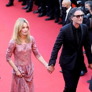 Vanessa Paradis et Samuel Benchetrit lors de la montée des marches du film "De son vivant" lors du 74ème Festival International du Film de Cannes, le 10 juillet 2021.
© Borde-Jacovides-Moreau / Bestimage