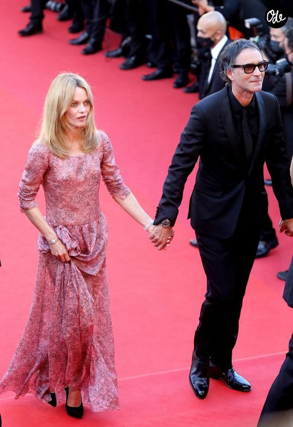 Vanessa Paradis et Samuel Benchetrit lors de la montée des marches du film "De son vivant" lors du 74ème Festival International du Film de Cannes, le 10 juillet 2021.

© Borde-Jacovides-Moreau / Bestimage