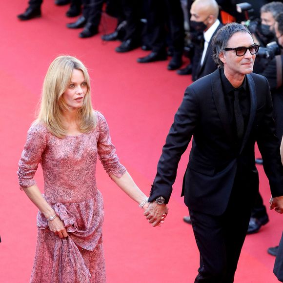 Vanessa Paradis et Samuel Benchetrit lors de la montée des marches du film "De son vivant" lors du 74ème Festival International du Film de Cannes, le 10 juillet 2021.

© Borde-Jacovides-Moreau / Bestimage