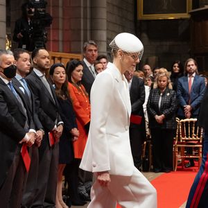 Pour cette occasion spéciale, elle a opté pour une tenue signée Giorgio Armani. 

La princesse Charlene de Monaco - La famille princière Monégasque quitte la cathédrale Notre-Dame-immaculée de Monaco le jour de la fête nationale à Monaco le 19 novembre 2025. 
© Olivier Huitel / Pool Monaco / Bestimage