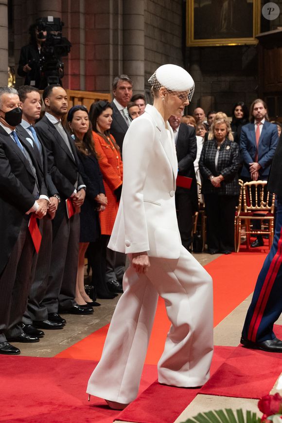 Pour cette occasion spéciale, elle a opté pour une tenue signée Giorgio Armani. 

La princesse Charlene de Monaco - La famille princière Monégasque quitte la cathédrale Notre-Dame-immaculée de Monaco le jour de la fête nationale à Monaco le 19 novembre 2025. 
© Olivier Huitel / Pool Monaco / Bestimage