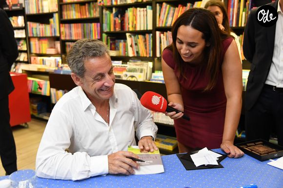 Salhia Brakhlia (journaliste au "Quotidien" sur TMC) avec Nicolas Sarkozy - L'ancien président de la République, dédicace son livre "Passions", à la librairie Jean Jaurès de Nice, France, le lundi 26 août 2019. © Bruno Bebert/Bestimage