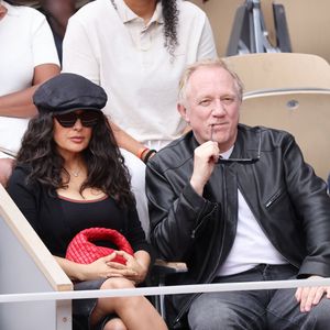 La comédienne, mariée à l'homme d'affaires français François-Henri Pinault, a toujours refusé de se laisser enfermer dans les carcans. 

Salma Hayek et son mari François-Henri Pinault dans les tribunes lors des Internationaux de France de Tennis de Roland Garros 2026, Paris, le 31 mai 2026. 

© Dominique Jacovides / Bestimage