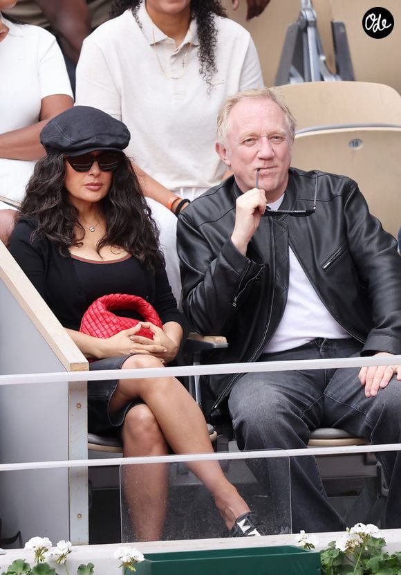 La comédienne, mariée à l'homme d'affaires français François-Henri Pinault, a toujours refusé de se laisser enfermer dans les carcans. 

Salma Hayek et son mari François-Henri Pinault dans les tribunes lors des Internationaux de France de Tennis de Roland Garros 2026, Paris, le 31 mai 2026. 

© Dominique Jacovides / Bestimage