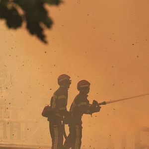 Incendies en Gironde / Les premiers maisons touchées par les flammes dans Lège Cap Ferret, derrière la salle des sports, la ville est évacuée. - L’incendie pénètre Lège-Cap-Ferret, les 800 pompiers mobilisés dans le Médoc s’apprêtent à lutter une nuit de plus le 23 juillet 2026.
L’incendie du sud Médoc a profité de conditions météo exécrables pour progresser toujours plus, ce jeudi 23 juillet. Aux alentours de 19 heures, le feu a pénétré les quartiers les plus exposés de Lège-Cap-Ferret, aux portes du bassin d’Arcachon. L'évacuation “immédiate” de plusieurs villages de la presqu’île du Cap-Ferret. © Fabien Cottereau/Bestimage