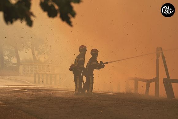 Incendies en Gironde / Les premiers maisons touchées par les flammes dans Lège Cap Ferret, derrière la salle des sports, la ville est évacuée. - L’incendie pénètre Lège-Cap-Ferret, les 800 pompiers mobilisés dans le Médoc s’apprêtent à lutter une nuit de plus le 23 juillet 2026.
L’incendie du sud Médoc a profité de conditions météo exécrables pour progresser toujours plus, ce jeudi 23 juillet. Aux alentours de 19 heures, le feu a pénétré les quartiers les plus exposés de Lège-Cap-Ferret, aux portes du bassin d’Arcachon. L'évacuation “immédiate” de plusieurs villages de la presqu’île du Cap-Ferret. © Fabien Cottereau/Bestimage