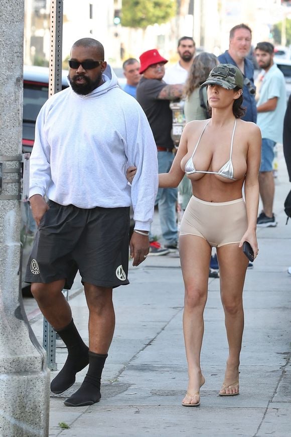 Mais depuis, Bianca Censori est-elle oui ou non soumise aux délires de Kanye West, ainsi que réduite au silence ?

Kanye West et Bianca Censori font du shopping à Century City Backgrid USA / Bestimage