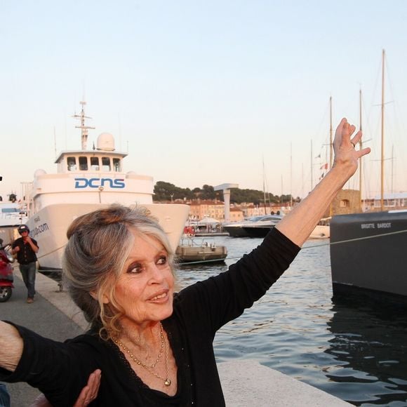 Exclusif - Brigitte Bardot et son mari Bernard d'Ormale avant qu'elle pose avec l'équipage de Brigitte Bardot Sea Shepherd, le célèbre trimaran d'intervention de l'organisation écologiste, sur le port de Saint-Tropez, le 26 septembre 2014 en escale pour 3 jours à deux jours de ses 80 ans. 
© Philippe Arnassan / Nice Matin / Bestimage