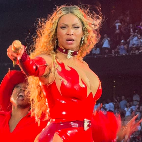 Beyonce se produit lors du dernier concert de sa tournée Cowboy Carter Tour au Tottenham Hotspur Stadium à Londres, Royaume-Uni, le 16 juin 2025. Photo by Splash News/ABACAPRESS.COM