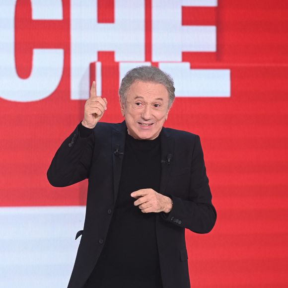 Le célèbre animateur Michel Drucker s'apprête à recevoir du très beau monde sur son incontournable canapé rouge.

Exclusif - Michel Drucker lors de l'enregistrement de l'émission "Vivement dimanche" au studio Rive Gauche, présentée par M.Drucker avec une diffusion sur France 3 à Paris, France © Guillaume Gaffiot/Bestimage