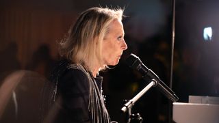 Véronique Sanson prise en charge sans délai : la chanteuse contrainte d’annuler un concert en Bretagne