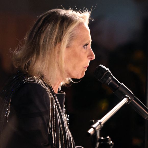 Véronique Sanson a été hospitalisée d’urgence "pour une infection respiratoire aiguë", entraînant l’annulation de son concert prévu au festival Art Rock de Saint-Brieuc, en Bretagne. 

Exclusif - Veronique Sanson en Show Case lors de la soirée anniversaire des 25 ans de la Terrasse de Albane pendant le 79ème Festival International du Film de Cannes, France. © Denis Guignebourg/Bestimage