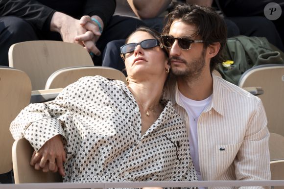 Pierre Niney, sa compagne Natasha Andrews en tribunes lors de la finale messieurs des Internationaux de France de Tennis de Roland Garros 2025 (jour 15), à Paris, France, le 8 juin 2025. © Cyril Moreau/Bestimage