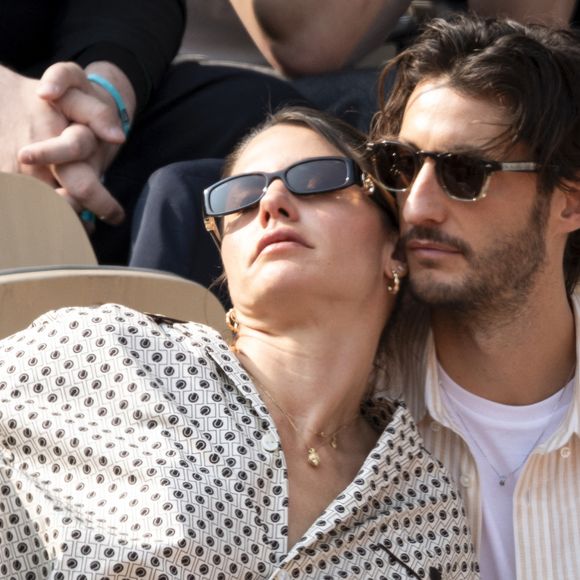 Pierre Niney, sa compagne Natasha Andrews en tribunes lors de la finale messieurs des Internationaux de France de Tennis de Roland Garros 2025 (jour 15), à Paris, France, le 8 juin 2025. © Cyril Moreau/Bestimage