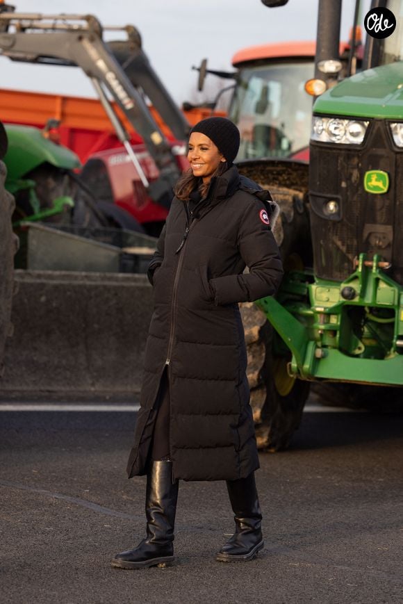 Car si elle est un soutien pour les agriculteurs, elle l'est aussi pour son enfant unique Alya, qu'elle a élevé seule et qu'elle fait à présent travailler... 

Karine Le Marchand soutient les agriculteurs sur le barrage de l'Autoroute A4 à hauteur de Jossigny en Seine et Marne le 29 Janvier 2024. Crédit Jeremy Melloul - Pierre Perusseau / Bestimage