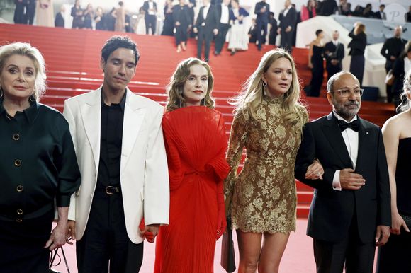 Catherine Deneuve, Adam Bessa, Isabelle Huppert, Virginie Efira, Asghar Farhadi - Descente des marches du film "Histoires parallèles" lors du 79ème Festival International du Film de Cannes, le 14 mai 2026. 

© Jacovides-Moreau / Bestimage