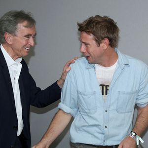 Une célèbre et influente famille dans le monde des affaires a d'ailleurs créé l'événement en s'affichant unie au premier rang : le clan Arnault.

Bernard Arnault félicite Jonathan Anderson à la suite du Défilé de Mode Christian Dior, Collection Haute Couture Automne-Hiver 2026/2027, le 6 Juillet 2026. 

© Bertrand Rindoff / Bestimage