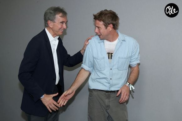 Une célèbre et influente famille dans le monde des affaires a d'ailleurs créé l'événement en s'affichant unie au premier rang : le clan Arnault.

Bernard Arnault félicite Jonathan Anderson à la suite du Défilé de Mode Christian Dior, Collection Haute Couture Automne-Hiver 2026/2027, le 6 Juillet 2026. 

© Bertrand Rindoff / Bestimage