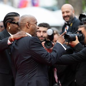 Il semblerait que le comédien n'ait pas du tout apprécié que le photographe en question tire sur sa manche

ASAP Rocky, Denzel Washington - Montée des marches du film « Highest 2 Lowest  » lors du 78ème Festival International du Film de Cannes, au Palais des Festivals à Cannes. Le 19 mai 2025
© Olivier Borde/ Bestimage