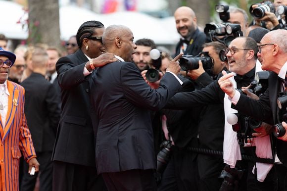 Il semblerait que le comédien n'ait pas du tout apprécié que le photographe en question tire sur sa manche

ASAP Rocky, Denzel Washington - Montée des marches du film « Highest 2 Lowest  » lors du 78ème Festival International du Film de Cannes, au Palais des Festivals à Cannes. Le 19 mai 2025
© Olivier Borde/ Bestimage