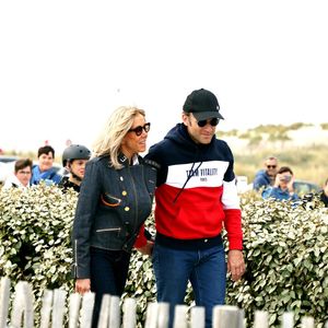 Le président de la république Emmanuel Macron et la première dame Brigitte Macron s'offrent une promenade sur la plage du Touquet la veille du 2 ème tour des élections présidentielles 2022 le 23 avril 2022.
© Dominique Jacovides / Bestimage