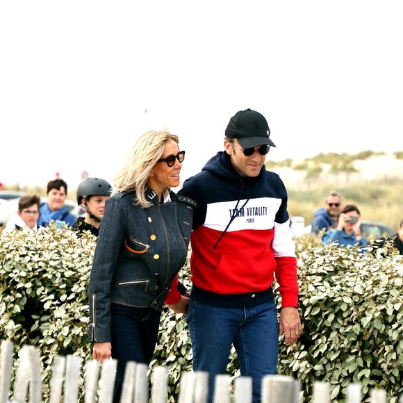 Le président de la république Emmanuel Macron et la première dame Brigitte Macron s'offrent une promenade sur la plage du Touquet la veille du 2 ème tour des élections présidentielles 2022 le 23 avril 2022.
© Dominique Jacovides / Bestimage