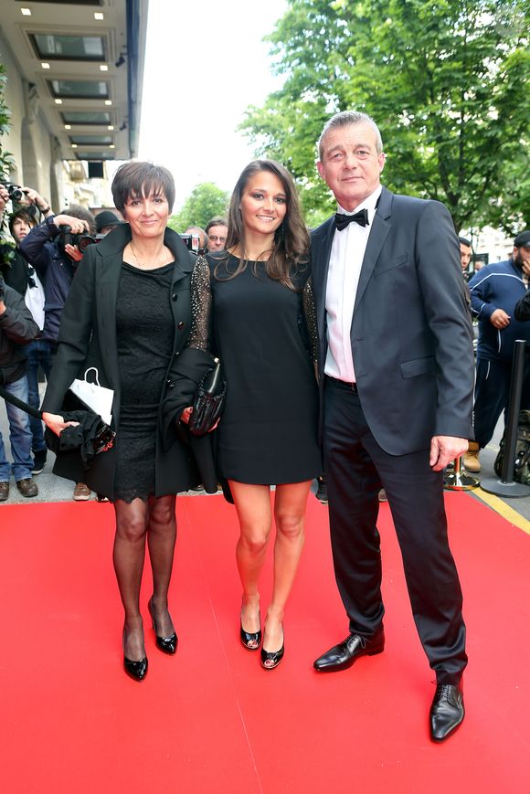 Entourée des siens, elle est aujourd'hui une femme amoureuse et la mère de deux enfants. Elle affirme être "guidée" et recevoir "des petits signes" de son frère disparu. 

Laurence, Leslie et Pierre Lemarchal lors de la 4ème édition du "Global Gift Gala" au George V à Paris le 13 mai 2013. Crédit Gengis Bordenave / Bestimage