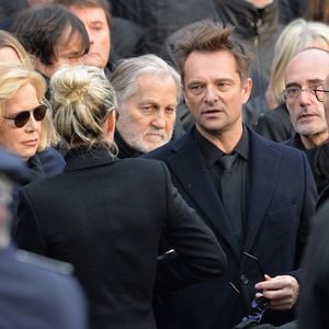 Ayant gardé un lien très fort avec lui jusqu'à sa mort, son ex- femme Sylvie Vartan a ainsi partagé un cliché en noir et blanc du rockeur
Sylvie Vartan, Jean-Jacques Debout, David Hallyday - Sorties de l'église de la Madeleine après les obsèques de Johnny Hallyday à Paris le 9 décembre 2017.
© Veeren / Bestimage