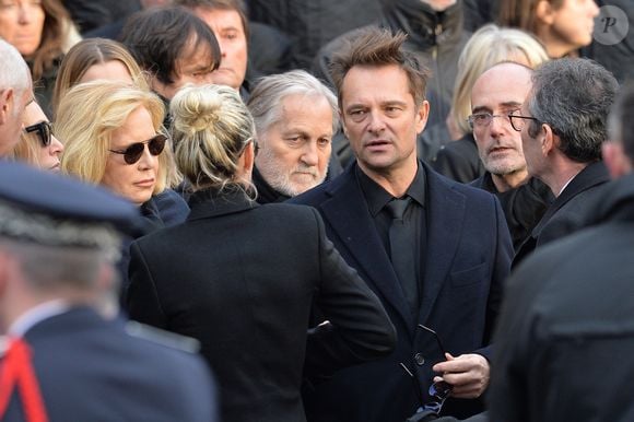 Ayant gardé un lien très fort avec lui jusqu'à sa mort, son ex- femme Sylvie Vartan a ainsi partagé un cliché en noir et blanc du rockeur
Sylvie Vartan, Jean-Jacques Debout, David Hallyday - Sorties de l'église de la Madeleine après les obsèques de Johnny Hallyday à Paris le 9 décembre 2017.
© Veeren / Bestimage