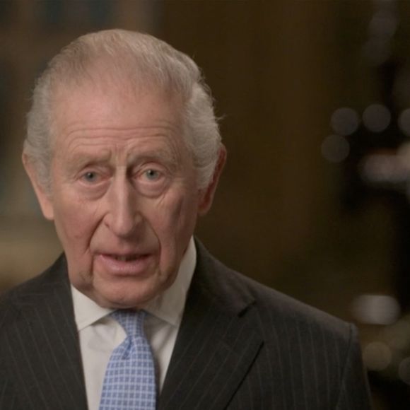 Le roi Charles III d'Angleterre souhaite un joyeux Noël à ses compatriotes depuis la chapelle de l'abbaye de Westminster. Photo par JLPPA / Bestimage