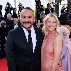 Un projet entrepreneurial qui lui tient particulièrement à cœur et qu'elle développe avec passion depuis plusieurs années.

François-Xavier Demaison et sa femme Anaïs Tihay - Montée des marches du film « Amarga Navidad » lors du 79ème Festival International du Film de Cannes, le 19 mai 2026. © Jacovides-Moreau / Bestimage