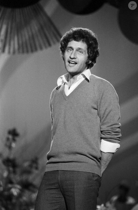 Joe Dassin, chanteur de chanson française, se produit en Allemagne, vers 1970. Photo par Alamy/ABACAPRESS.COM