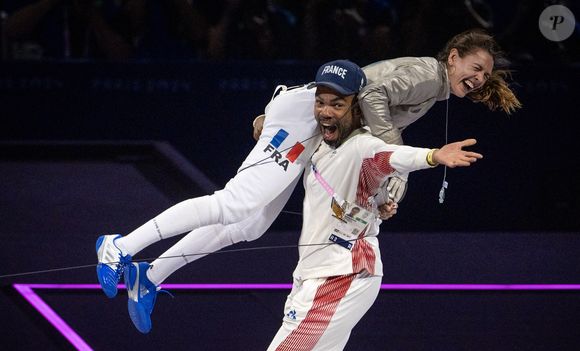 “J'ai un petit bébé dans mon ventre depuis quatre mois”, se réjouit la femme de Boladé Apithy

Manon Apithy-Brunet célèbre sa médaille d'or avec son mari Boladé Apithy en finale du sabre pendant les Jeux olympiques de Paris 2024, le 29 juillet 2024. (Credit Image: © Daniel A. Anderson/ZUMA Press Wire)