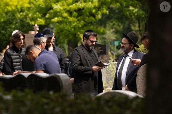 Exclusif - Zoltan Btesh Marshall, Cédric Anthony  - Obsèques de Sabine Anthony au cimetière carré juif de Pantin, le 1er août 2025.