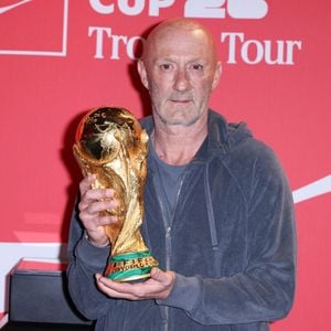 Fabien Barthez reste à jamais l'icône de la victoire des Bleus en 1998.

Fabien Barthez participe à la séance photo du « FIFA World Cup™ Trophy Tour By Coca-Cola » à l'Adidas Home Of Sport à Paris, en France. Photo de Jérôme Domine/ABACAPRESS.COM