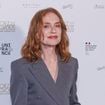 Isabelle Huppert : exit les robes de gala, l'actrice recycle un look parfaitement maîtrisé qui confirme son statut d’icône de la mode