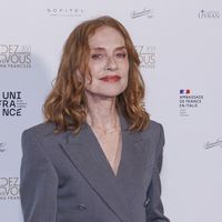 Isabelle Huppert : exit les robes de gala, l'actrice recycle un look parfaitement maîtrisé qui confirme son statut d’icône de la mode