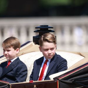 Le prince Louis de Galles, Le prince George de Galles - - Les membres de la famille royale britannique arrivent à Buckingham Palace pour la cérémonie Trooping the Colour à Londres, le 14 juin 2025. Affecté par le crash du Boeing 787 Dreamliner à Ahmedabad du 12 juin, le souverain et les officiels porteront un brassard noir en hommage aux plus de 270 victimes. Bon nombre d'elles étaient des ressortissants britanniques. 
© Mirrorpix / Bestimage