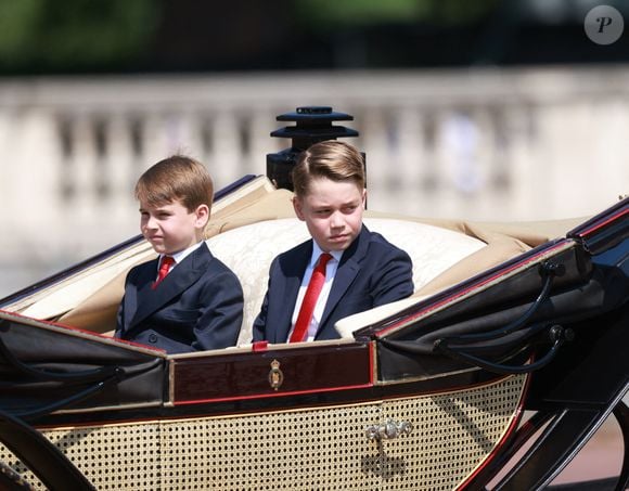 Le prince Louis de Galles, Le prince George de Galles - - Les membres de la famille royale britannique arrivent à Buckingham Palace pour la cérémonie Trooping the Colour à Londres, le 14 juin 2025. Affecté par le crash du Boeing 787 Dreamliner à Ahmedabad du 12 juin, le souverain et les officiels porteront un brassard noir en hommage aux plus de 270 victimes. Bon nombre d'elles étaient des ressortissants britanniques. 
© Mirrorpix / Bestimage