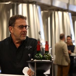 Et à ce prix, de la cuisine digne d'un étoilé.

Exclusif - La Terrasse Rouge - Michel Sarran, chef étoilé du restaurant "Michel Sarran" à Toulouse - "Primeurs Etoilés" au restaurant La Terrasse Rouge au Château La Dominique à Saint Emilion, Gironde, France, le 24 avril 2024. © Jean-Marc Lhomer/Bestimage