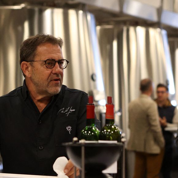 Et à ce prix, de la cuisine digne d'un étoilé.

Exclusif - La Terrasse Rouge - Michel Sarran, chef étoilé du restaurant "Michel Sarran" à Toulouse - "Primeurs Etoilés" au restaurant La Terrasse Rouge au Château La Dominique à Saint Emilion, Gironde, France, le 24 avril 2024. © Jean-Marc Lhomer/Bestimage